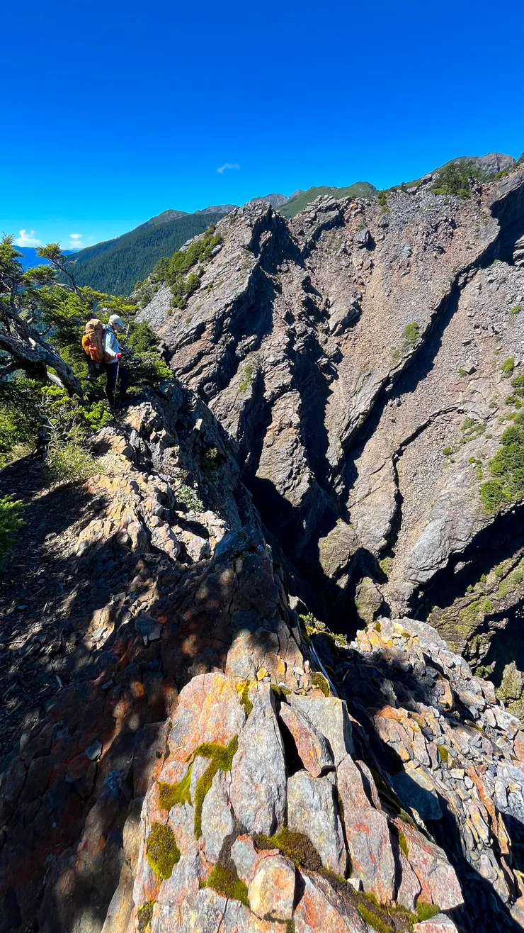 稜線旁是深不見底的山谷