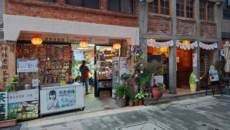 髮廊外同時兼營雜貨