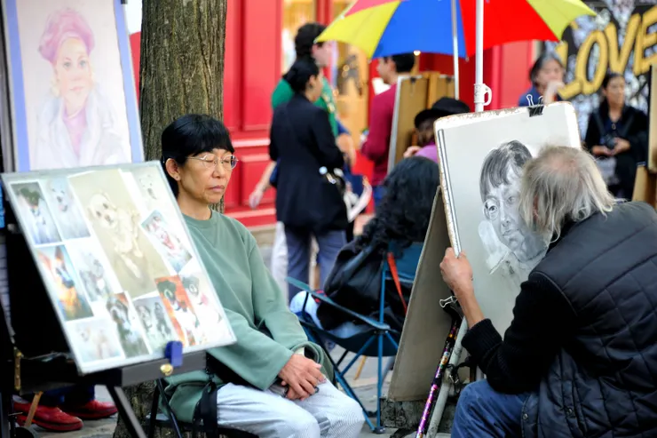 【特爾特廣場仍浮漾著雷諾瓦光影！廣場內為遊客素描的畫家，然而誕生雷諾瓦的時代畢竟一去不返。】