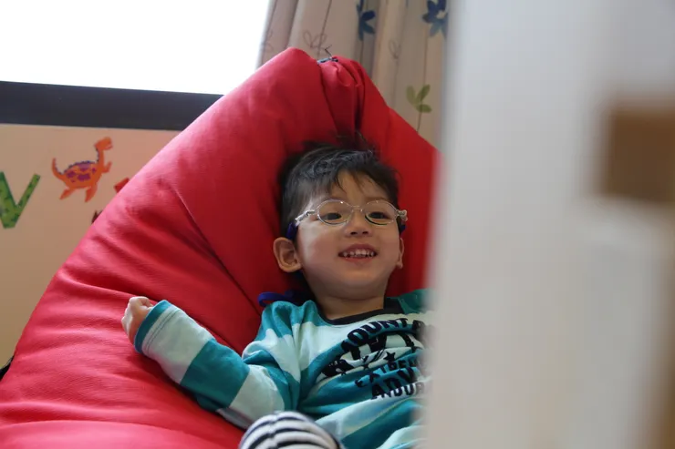 子祐是因為遠視戴眼鏡，眼鏡是輔具。