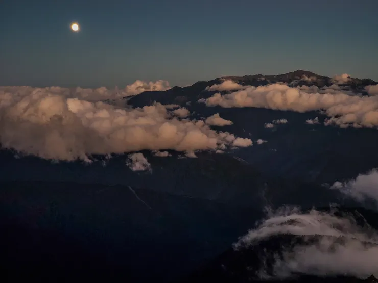 遠處山頭上的雲海
