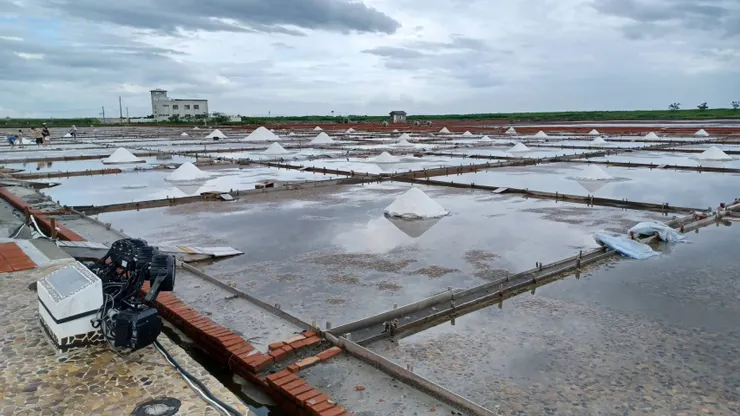 第一日去程路過台南北門井仔腳瓦盤鹽田，天氣微陰有雨。