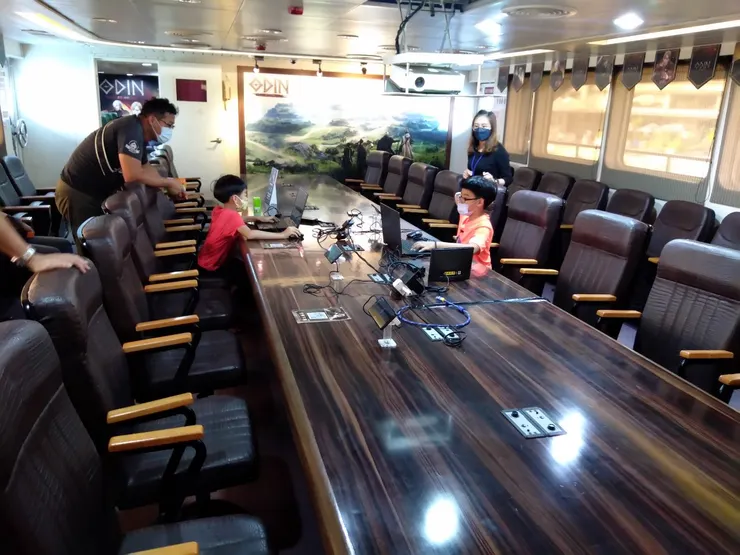 可以發牌~聚賭的地方。也可以無線上網。