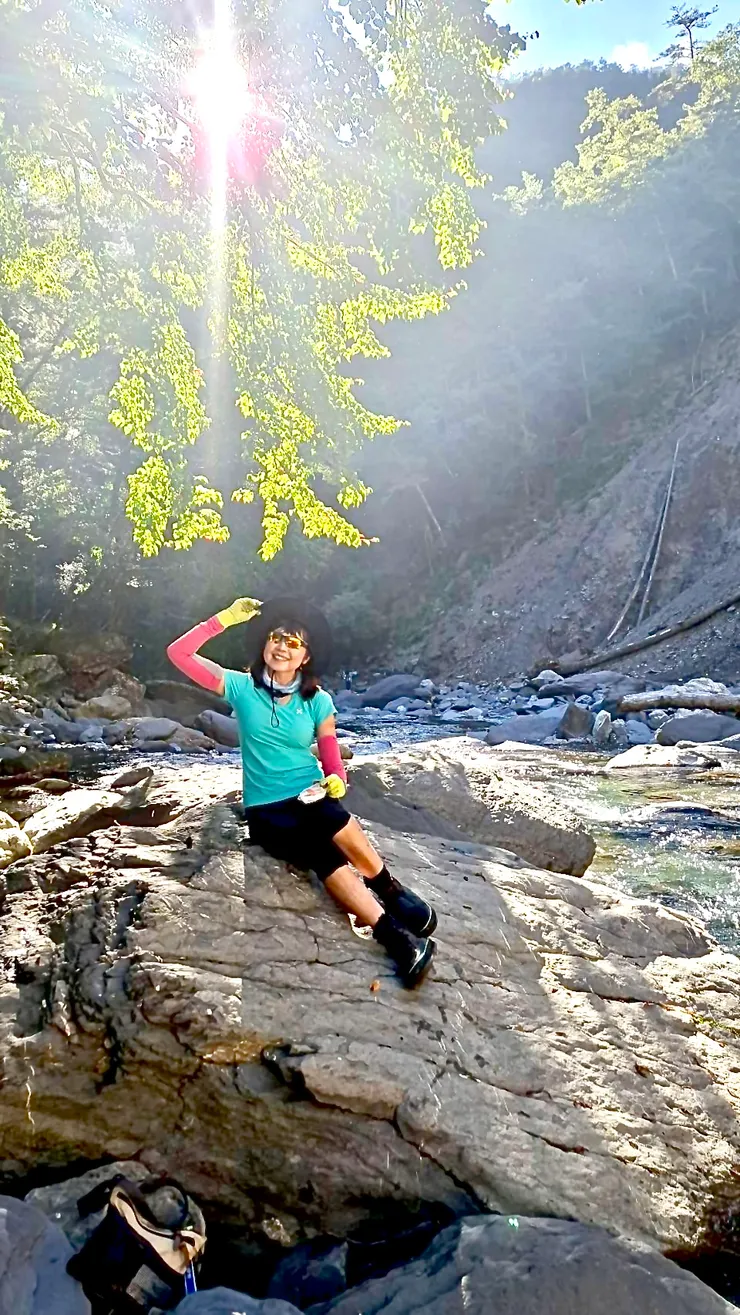 腳上是專為過溪帶的溯溪鞋。