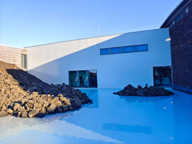 藍湖溫泉的接待處。憑電子票證領取手環,刷環進入後,一樓為Comfort更衣區,二樓為Premium更衣區。