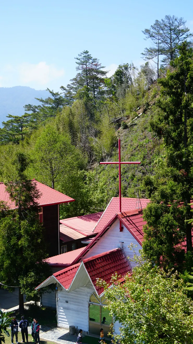 紅瓦白牆下嬉鬧的孩子