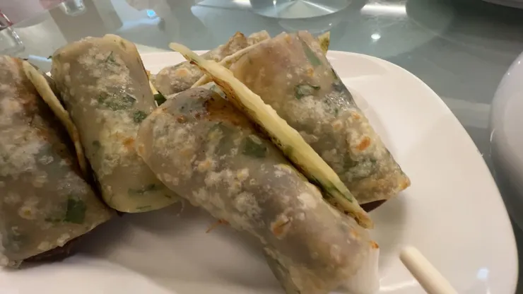 煎得金黃酥脆的蔥油餅皮，緊緊包覆著紮實的牛肉餡，這道「牛肉捲餅」份量十足，越嚼越香！