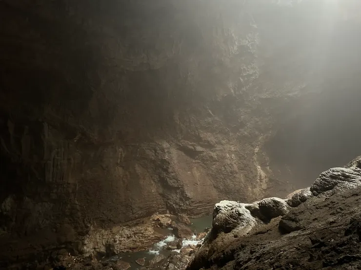 洞穴裡的地下河