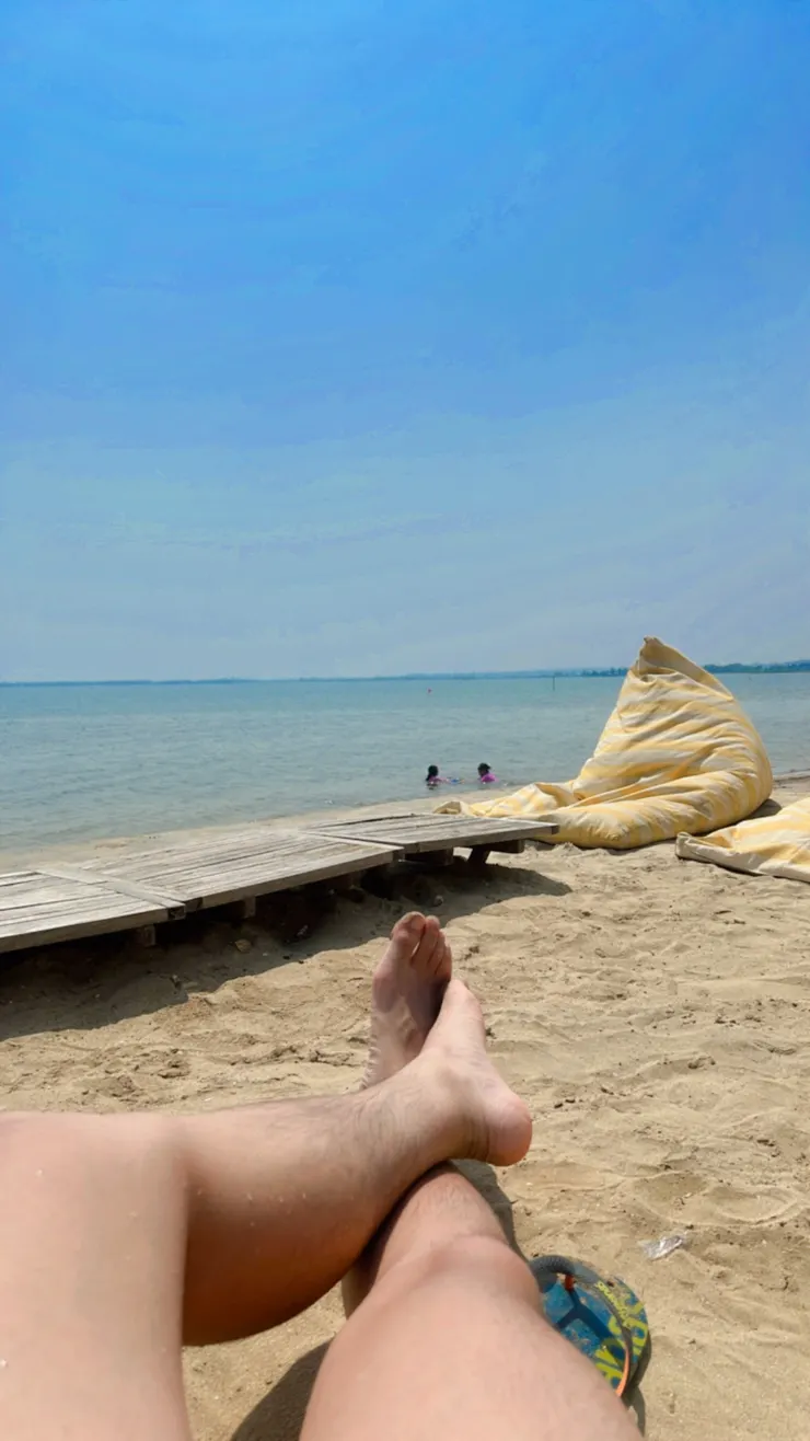 飯店老闆很貼心的準備了超多懶骨頭及躺椅放在沙灘上，令人賴上就不想動了啊啊啊啊