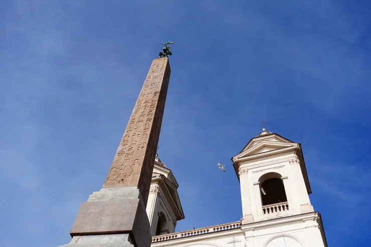西班牙廣場上方的聖三一教堂(Trinità dei Monti)門口前,也豎立著一座高聳的方尖碑。