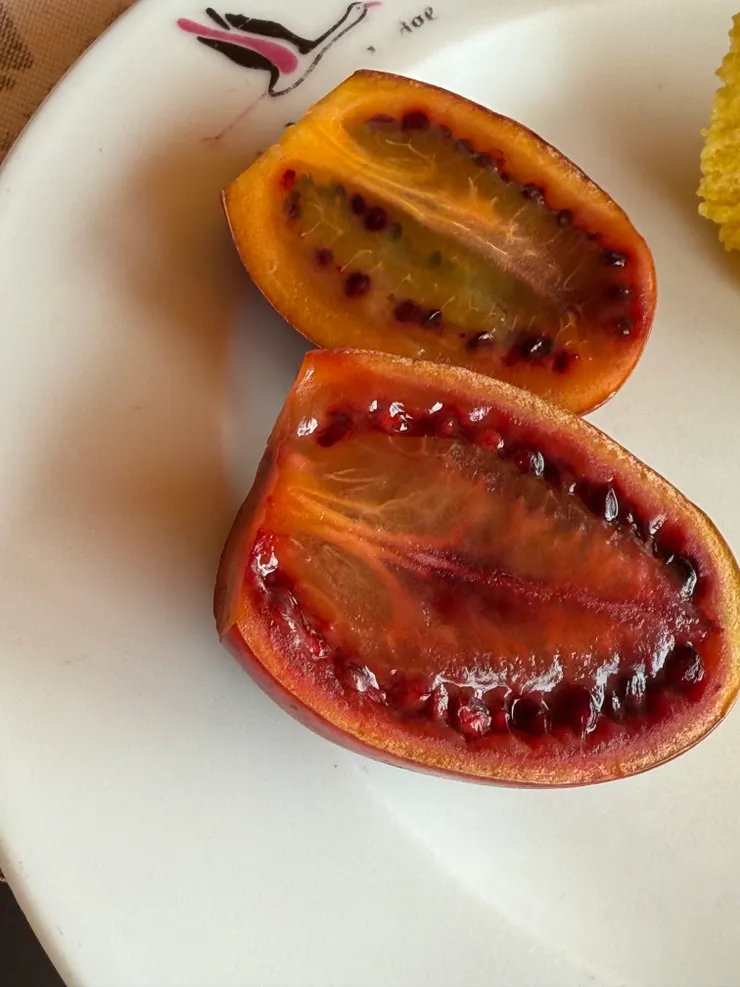 Tree tomato 第一次吃 非常sticky但還蠻甜的
