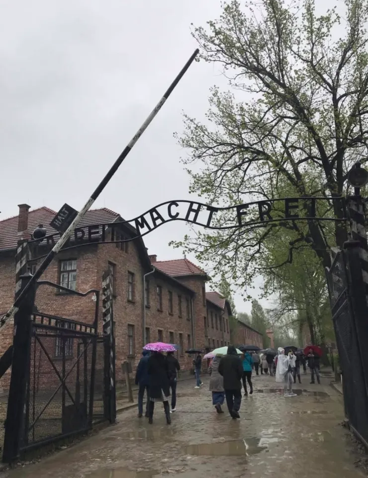 入口處，大門寫著「勞動帶來自由」，最大的謊言，從這裡開始