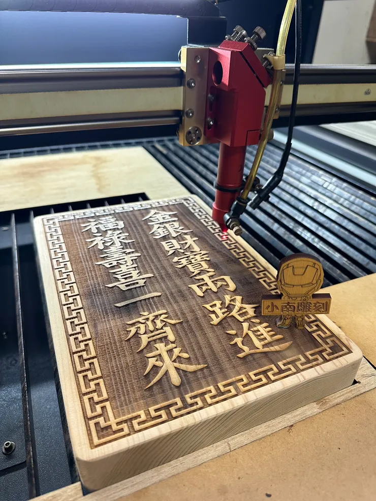 龍益行｜台南佛具店・金紙店・宗教百貨・神主牌雕刻・拜拜用品  專精 神主牌雕刻與祖先牌位製作，提供佛具、金紙、神桌、拜拜用品等完整祭祀用品。 服務包含：擇日安神位、安祖先、神桌安裝，並支援 外縣市宅配，讓您安心完成祭祀。