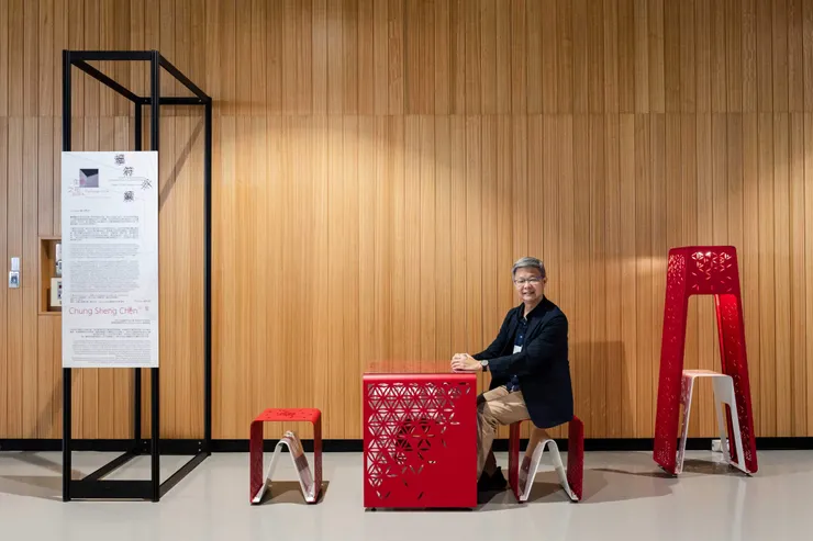 圖說：陳中聖創作的「生命之花-窗花家具」,融合兩地深層文化內涵與簡潔俐落結構的美學設計手法,表現獨特的歷史記憶與身份認同。（資源來源：臺南400－「福符永續，多元文化流動祈福計畫」）