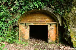 門牌潭隧道北口旁留著一間庫房的遺跡