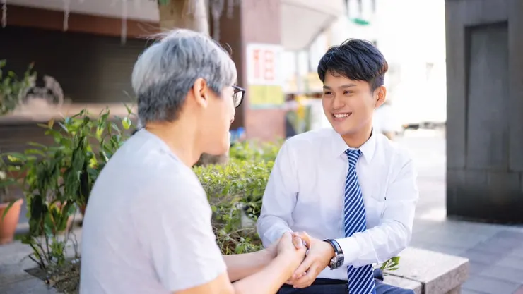 圖說:籌措資金需慎選,停看聽才安全可靠;圖中民眾與本文無關。(圖/國峯厝好貸)