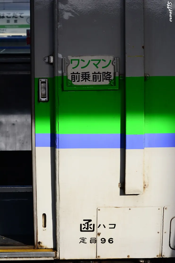 車身會標示這班車是前門上車前門下車，或是後門上車前門下車