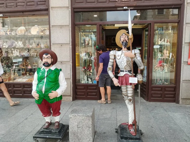 西班牙大文豪賽凡提斯，筆下的唐吉軻德、桑邱。後面是販售陶瓷、兵器等的紀念品店