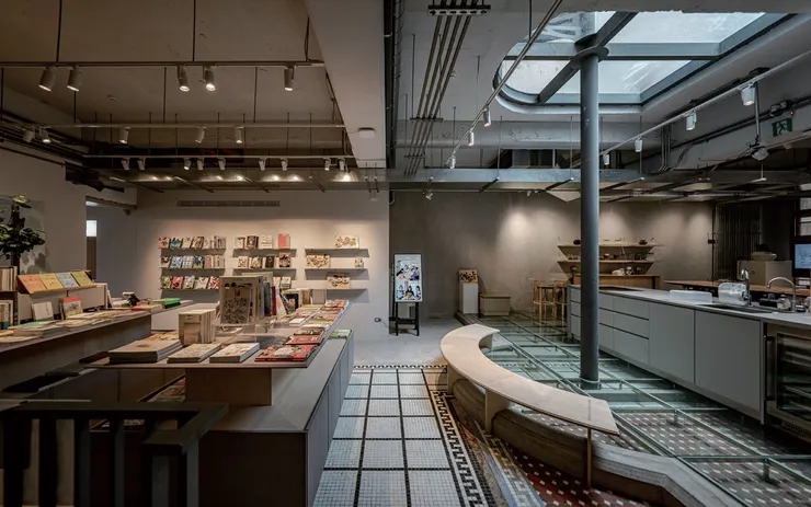 三樓花紋各異的地磚,記錄著空間格局的變遷。(圖/原點出版《老屋熟成》)