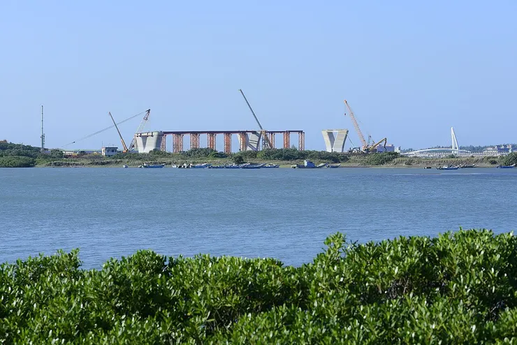 2022年正在興建中的淡江大橋。由 Taiwankengo - 自己的作品, CC BY-SA 4.0