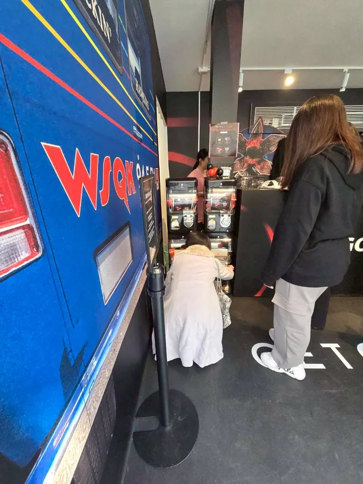 朋朋發動鈔能力轉呀轉，我：「整台抱走謝謝。」