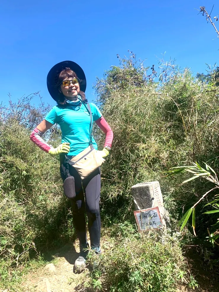 鑽進竹林中擺拍