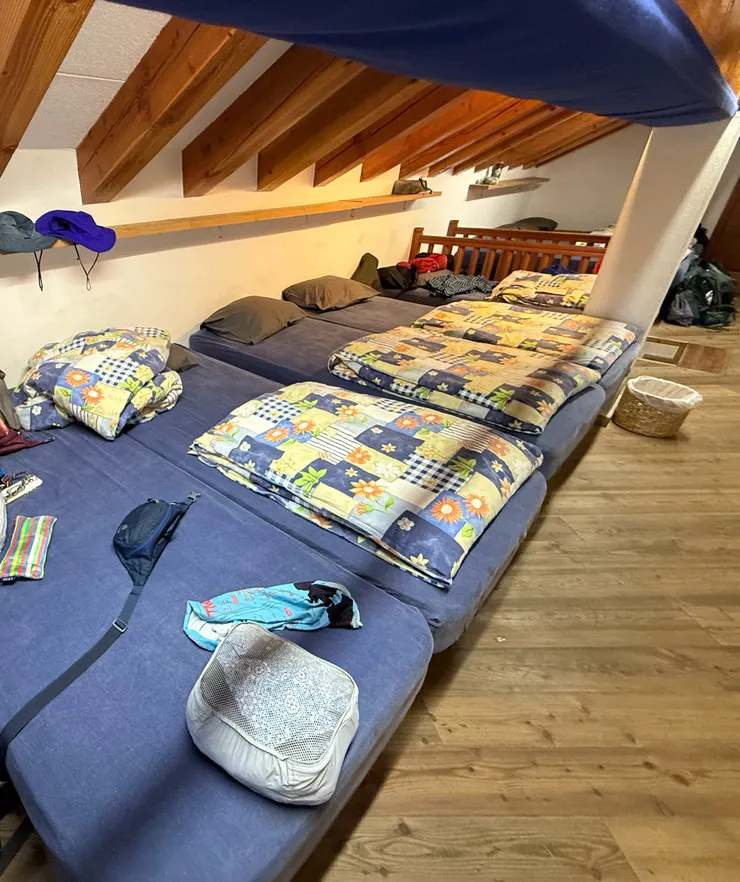 還好啦，至少一人一張床