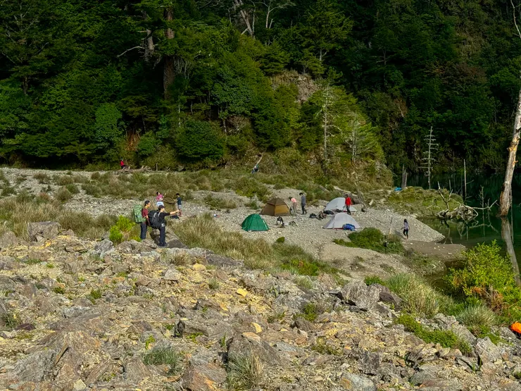 池邊己有山友搭帳