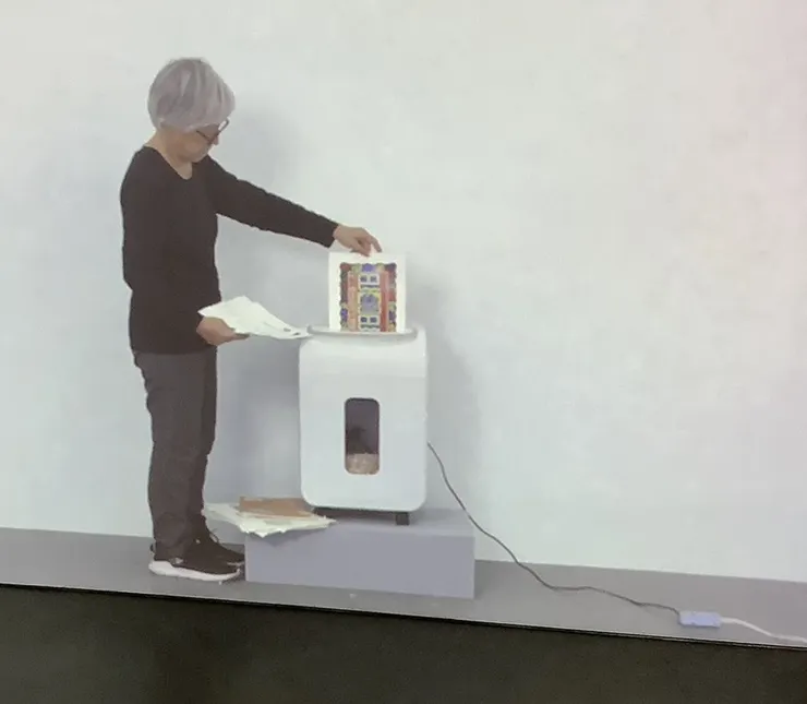 《巴魯巴》將現代藝術入門書《巴魯巴》送入碎紙機裁碎。