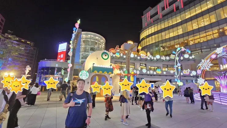 我身後是星巴克的耶誕燈飾!