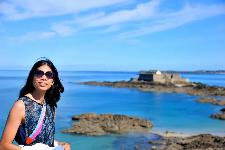 【女兒以國家堡為背景拍一張】