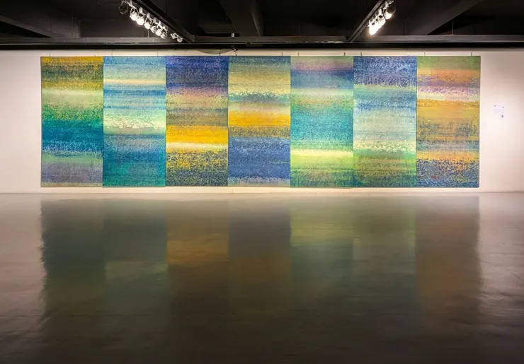 積吶虹光，〈青天白日滿地「虹」〉，壓克力顏料、宣紙，840 X 244 cm。