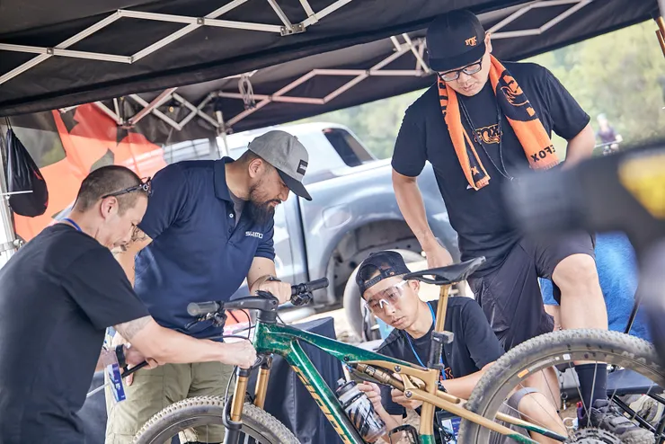 只要是Anthem X的車，騎士都會先來到Shimano & FOX的攤位來作細部的調校。用Giant的話來說，就是F1等級的服務！