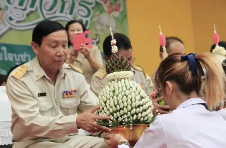 在拜師節這天，學生要對老師行跪拜禮，並獻上親自製作的花盤(圖片取自sanook)