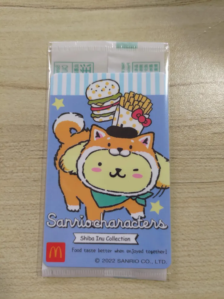 平展、輕薄的小物容易成為生活化書籤的一員XP(此為示意圖，拍攝過程沒有任何布丁狗甜心卡受到傷害)