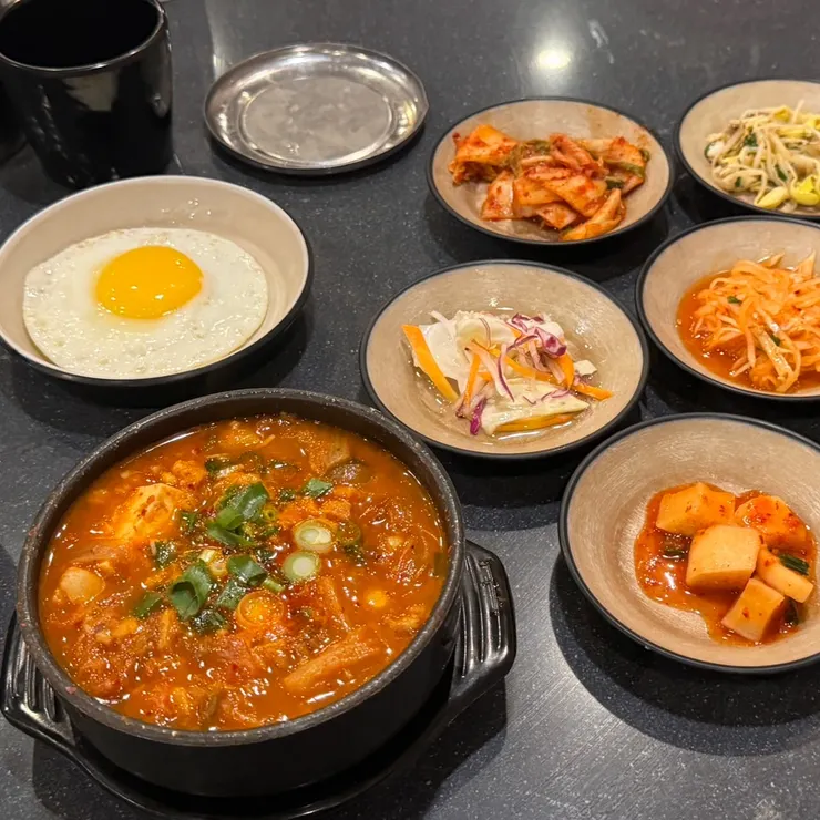 飯店斜對面有一家韓式餐廳 「山村」，我吃了兩次，都點這個豆腐湯