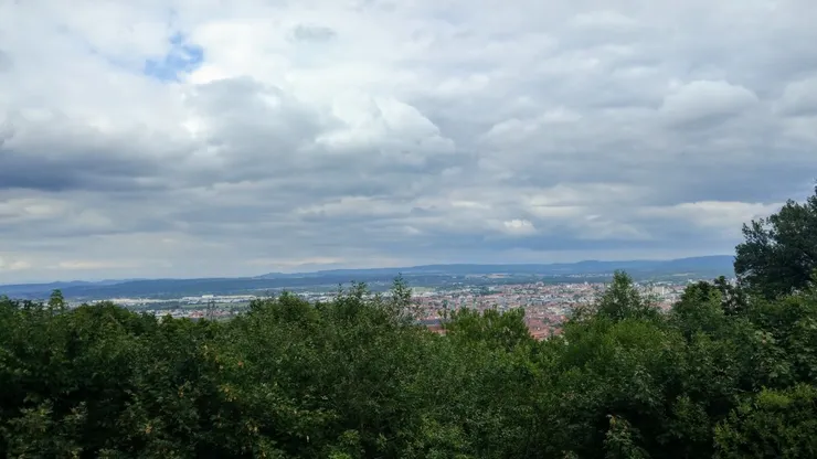 眺望山下的舊城區