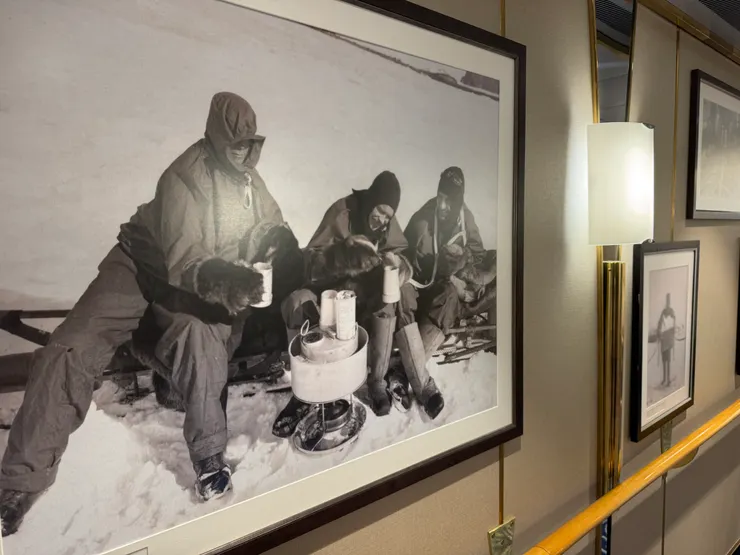 走道有很多南極探險隊的照片，我們現在過得太爽了