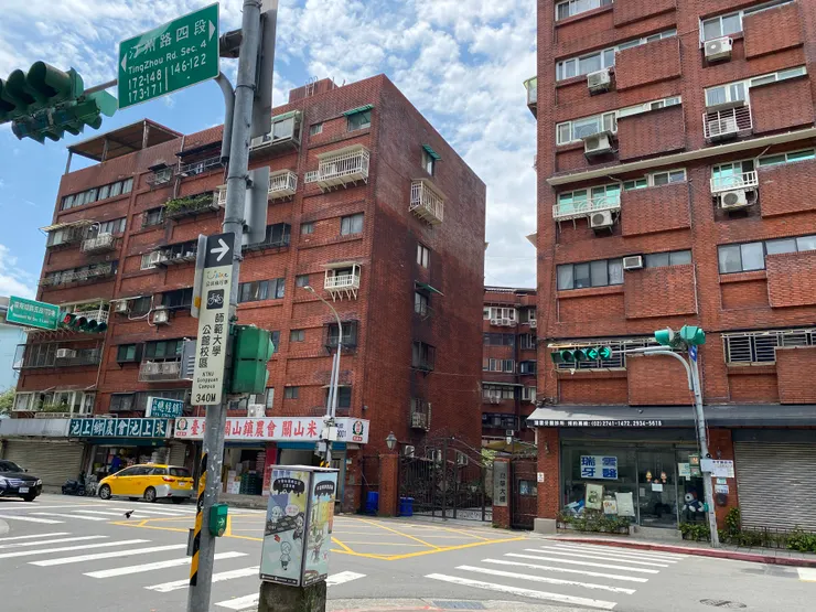 潤華大樓用地原為「潤華染織廠」