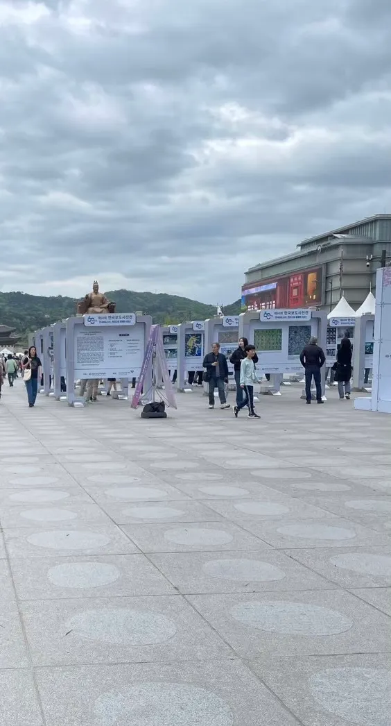 光化門廣場,世宗大王前有新聞照片展覽。