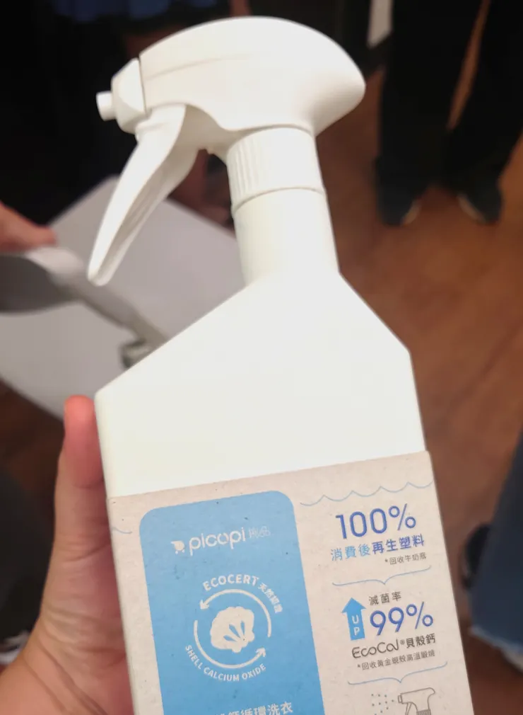 挑品的洗衣精外瓶僅套上再生紙卡呈現商品資訊