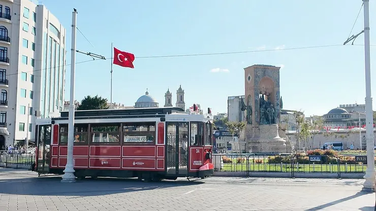 雕像旁剛好經過老電車。這個電車也會貫穿獨立大街，很多人直接跳上去（？