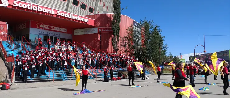 烈日下 Showband 賣力的演出