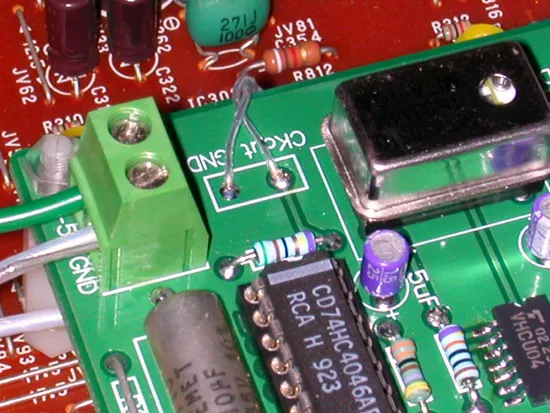 經 PLL 處理後的 clock 訊號也是雙線互絞後再送入唱盤