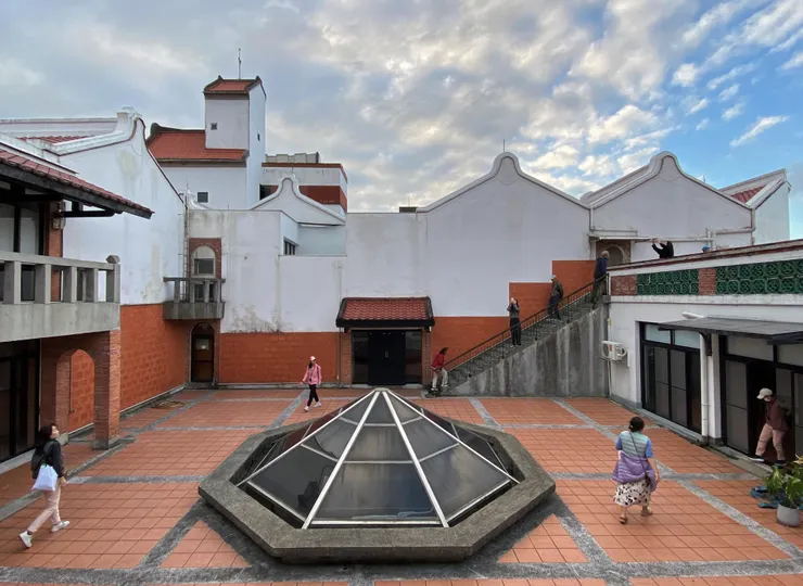 屋頂可以見到傳統閩南建築的山牆馬背特色