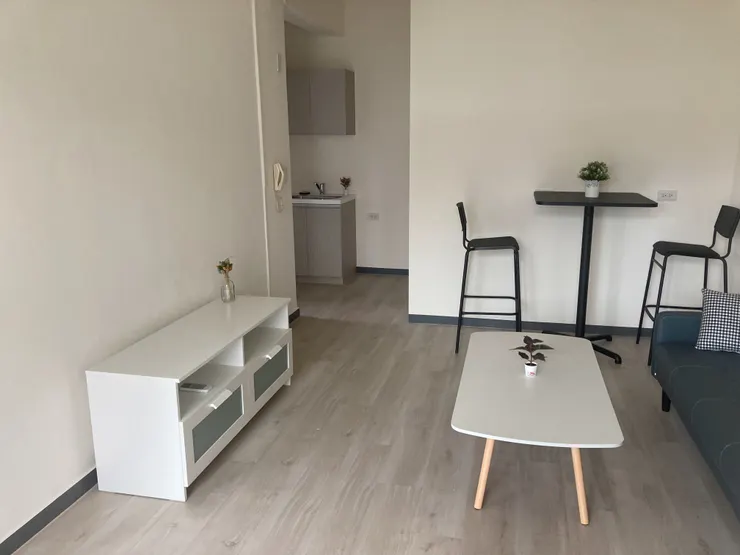 裝修後左戶客廳及廚房空間