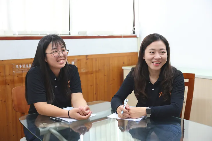 胡芯萍督導(左)與張文馨組長聊長照服務。