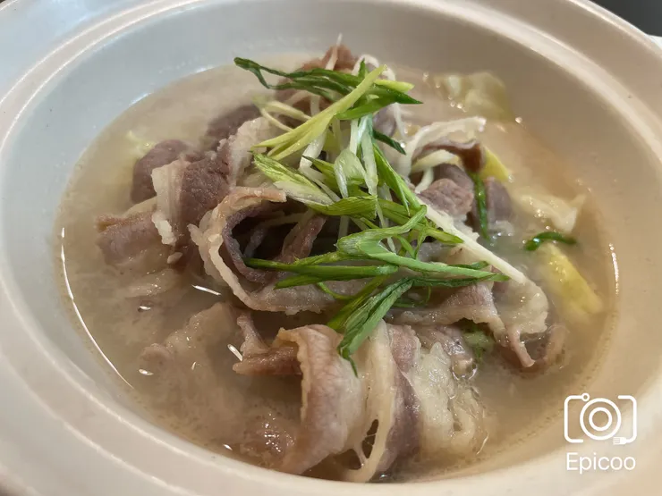 《以30餘種香料料理的[秦老大‧翹腳牛肉]香味四溢》