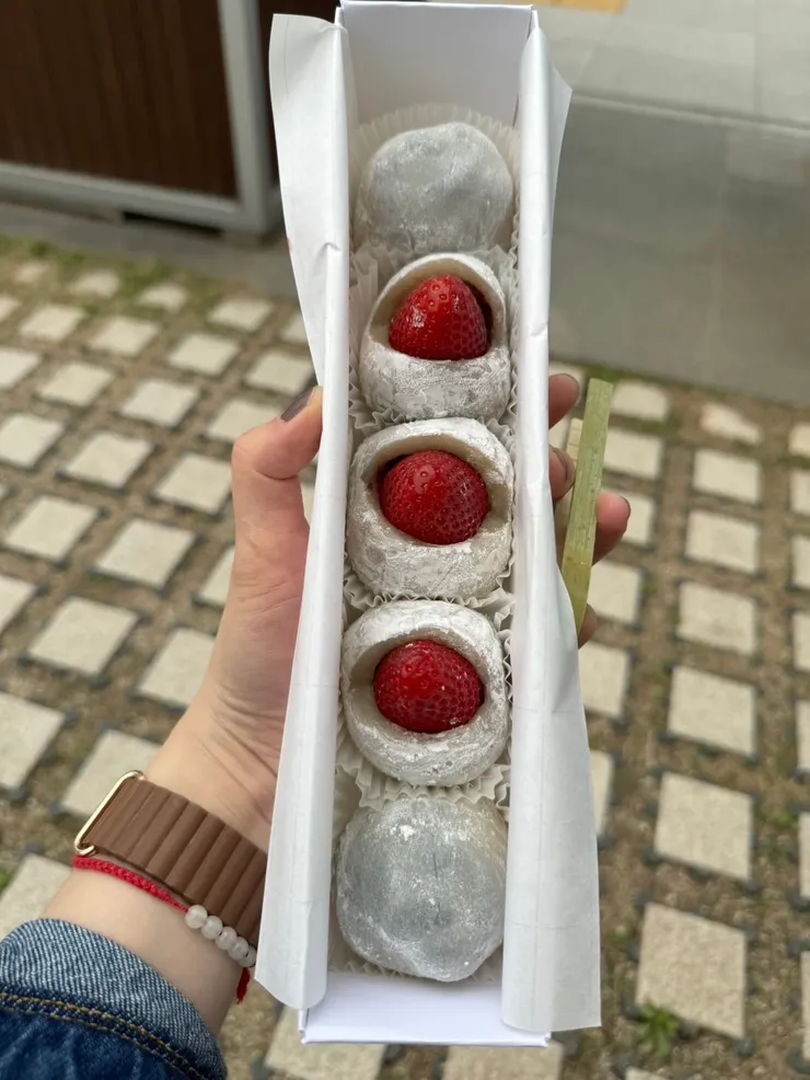 但是老實說草莓大福並不是台灣人習慣的口味，因為台灣人習慣的草莓大福是皮薄餡多，但是這間草莓大福的外皮其實是比較像韓國年糕的口感也就是說皮厚餡少，沒有說哪邊比較好，不過應該不是台灣人習慣的口味