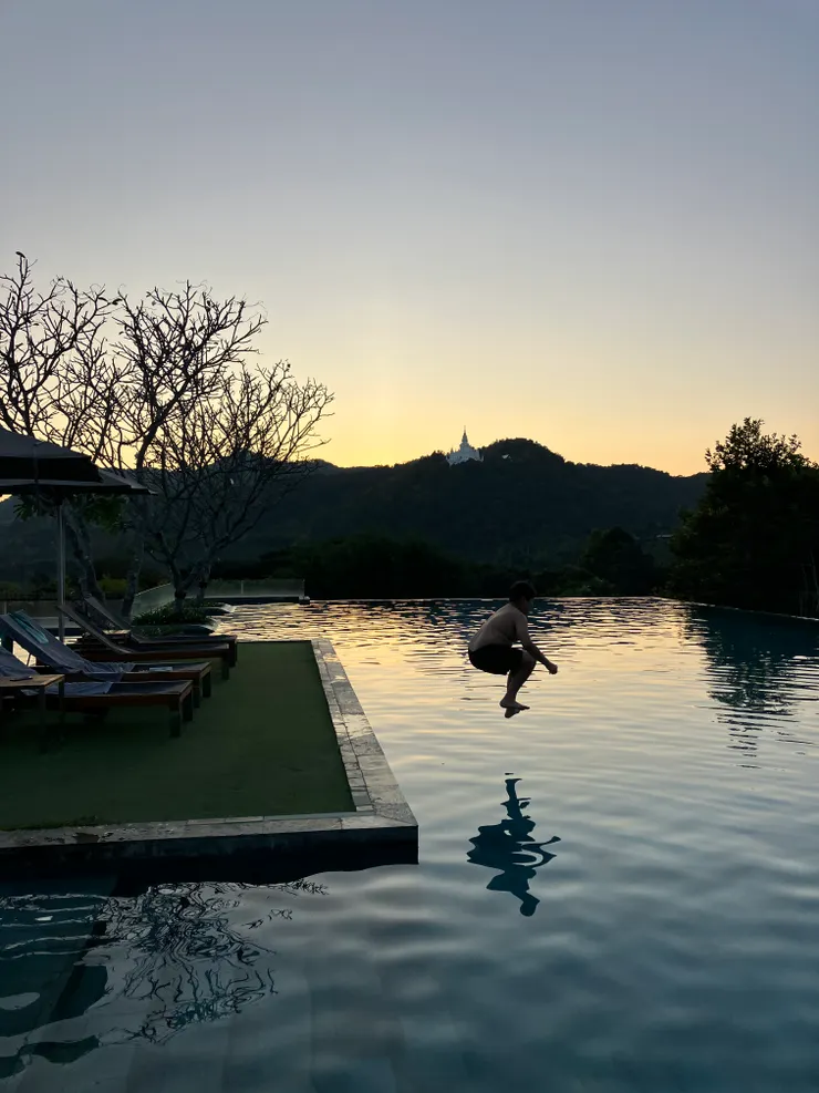 天黑沒有別人了，弟弟開始他的跳水儀式